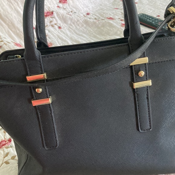 Liza Claiborne - Picture 2 of 5